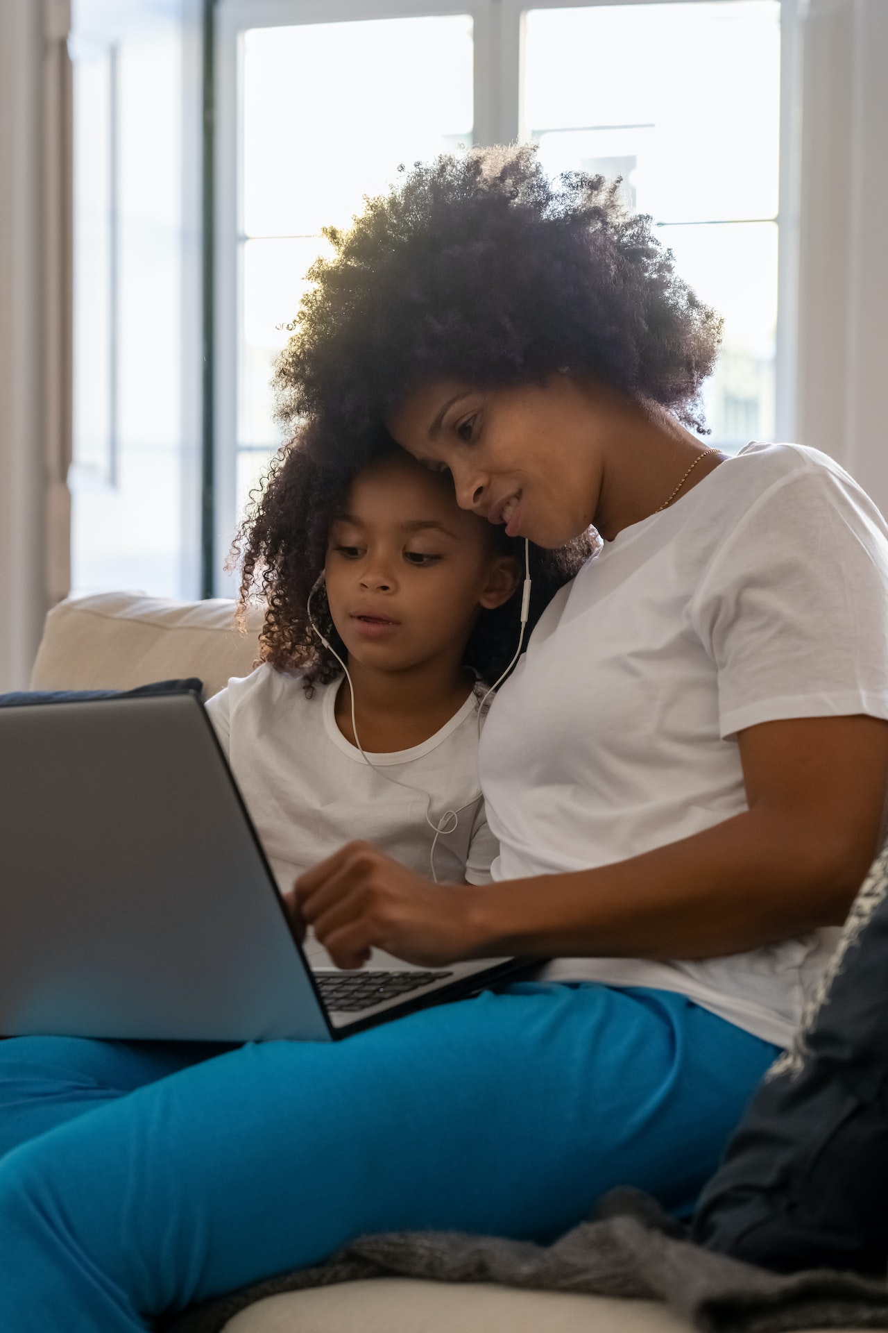 https://lightwelllearning.ca/wp-content/uploads/2022/11/ParentChildLaptop.jpg