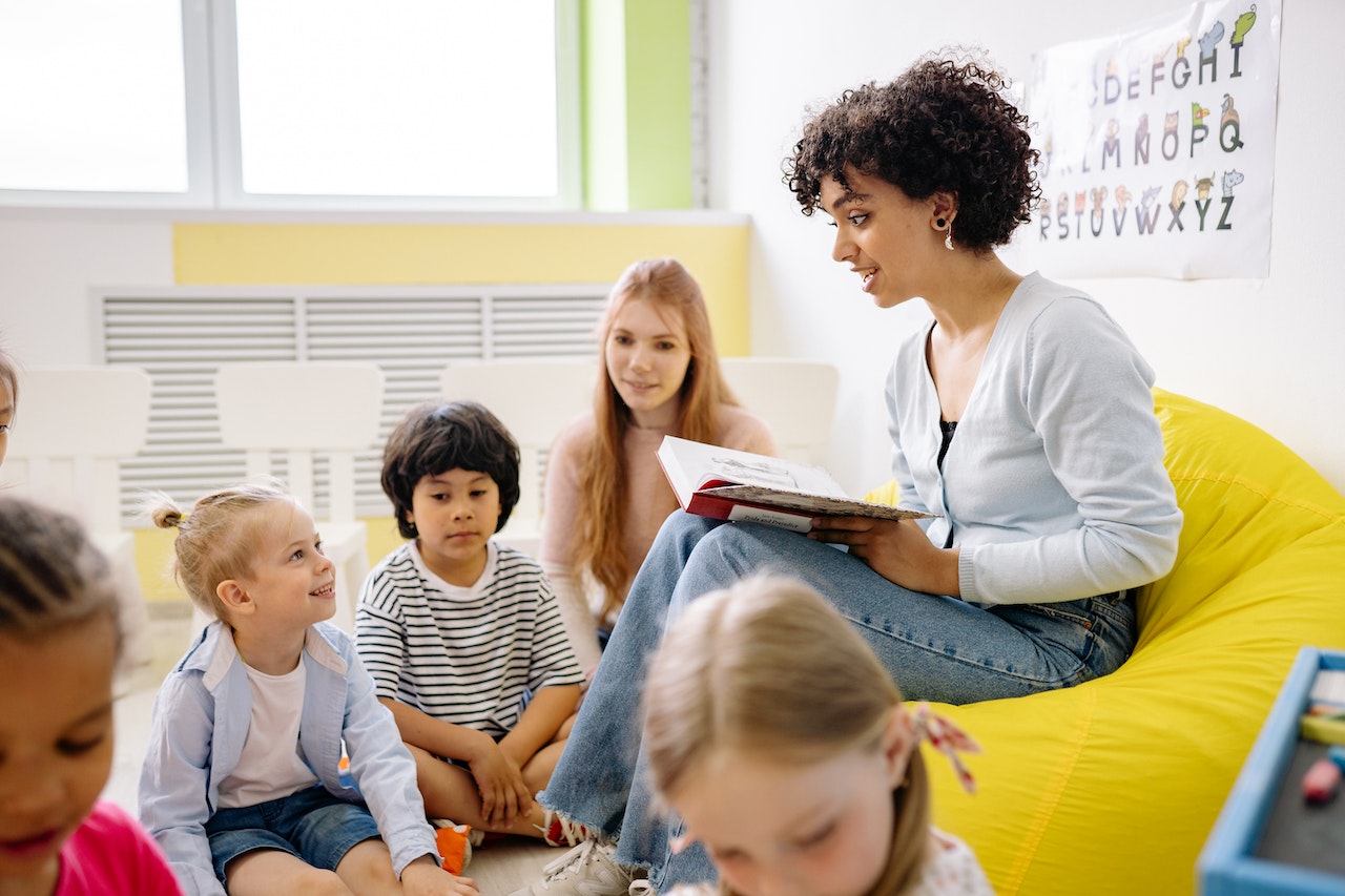 https://lightwelllearning.ca/wp-content/uploads/2022/11/TeacherReadingToStudents.jpg