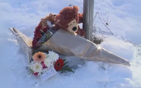 Teddy bear and a bouquet of flowers in the snow