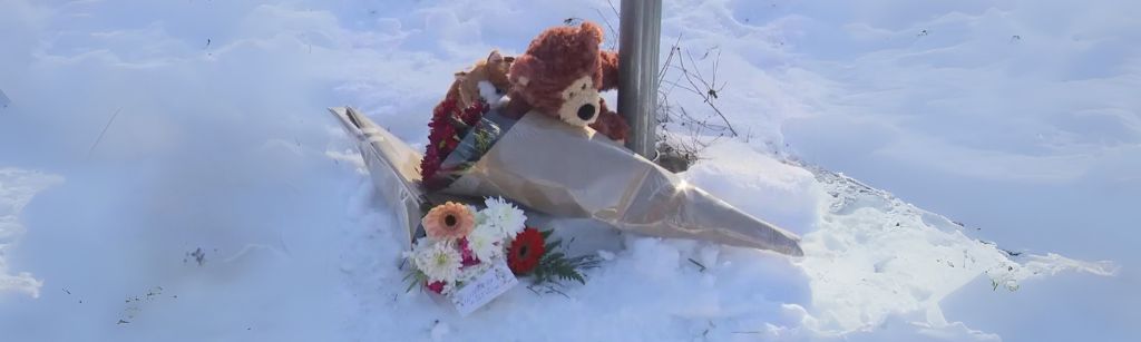 Teddy bear and a bouquet of flowers in the snow